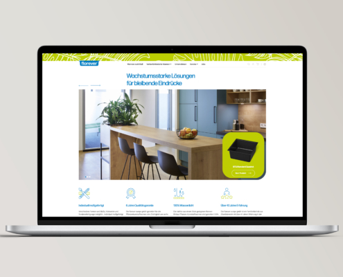 Laptop zeigt Website mit Küchen- und Pflanzenlösung von Florever.
