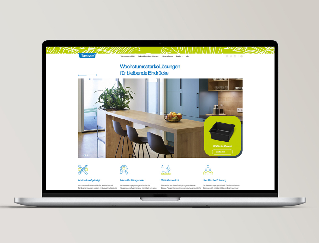 Laptop zeigt Website von Florever mit Küchendesign und Pflanzenarrangement.
