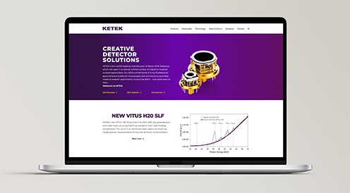 Laptop zeigt die Webseite von KETEK mit kreativen Detektorlösungen und Produktdetails.