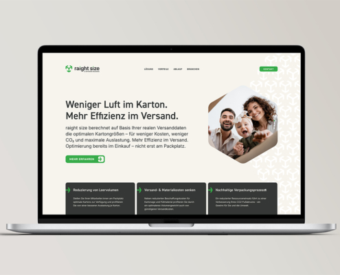 Laptop mit einer Webseite, die Effizienz im Versand durch reduzierte Luft im Karton betont.
